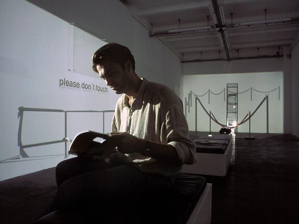 Besucher mit Katalog